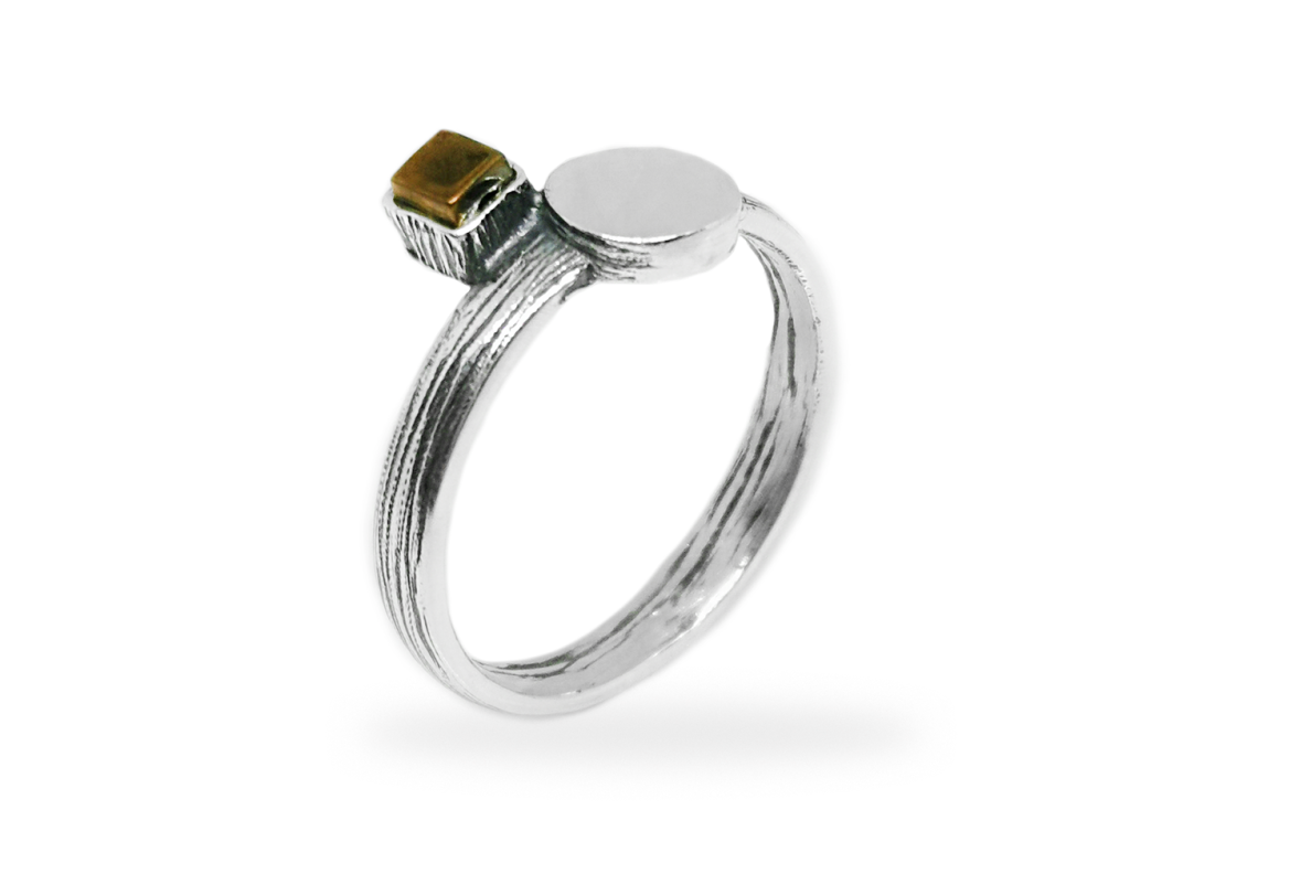 Exclusive ring with Hematitte