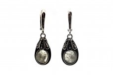 Exclusive earrings with Moon stone
