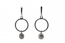 Exclusive earrings with cultured pearl