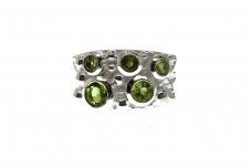 Exclusive ring with peridot stone