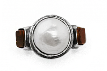 Exclusive ring with Pearl 2
