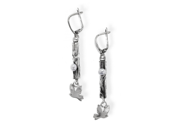 Exclusive earrings with a hanging bird