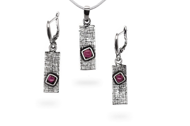 Exclusive set with garnet stone
