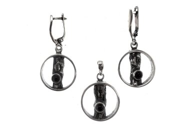Exclusive set with garnet stone