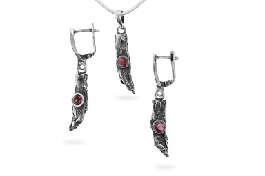 Exclusive set with garnet stone