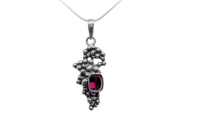 Exclusive pendant with Garnets