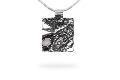 Exclusive pendant with opal