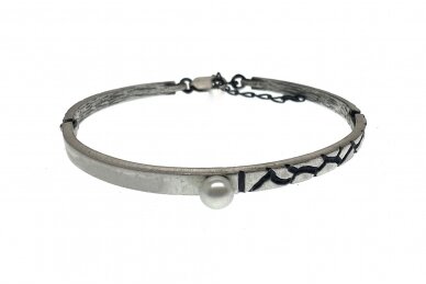 Exclusive bracelet with cultured pearl