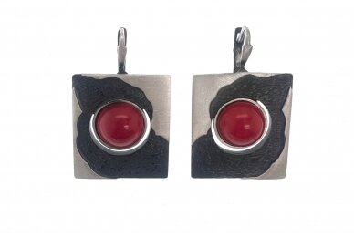 Exclusive earrings with coral