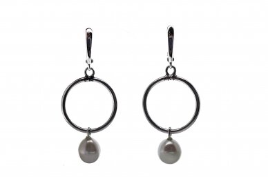 Exclusive earrings with cultured pearl