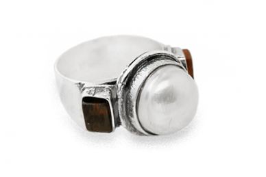 Exclusive ring with Pearl 1