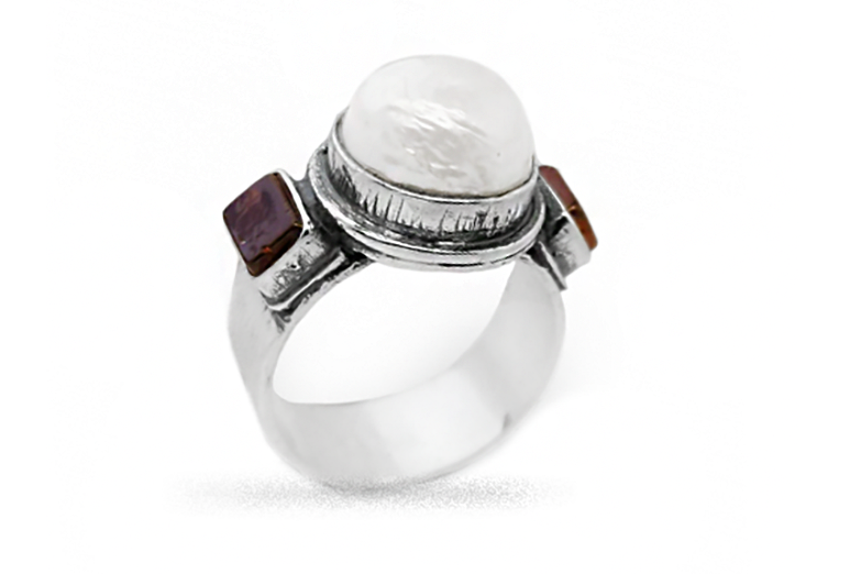 Exclusive ring with Pearl